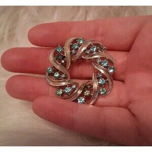 Vintage Gold Tone Circle Brooch Pin Aquamarine Blue Rhinestones Twisted Design
